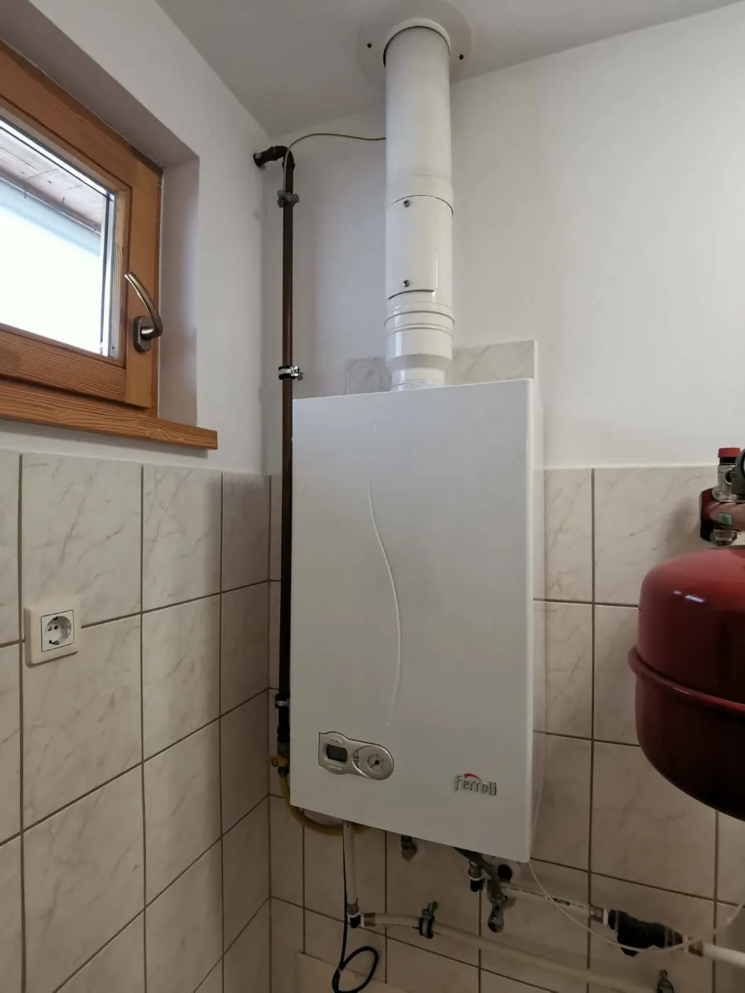 Polyák Zoltán kazánszerelő munka közben Kecskeméten
