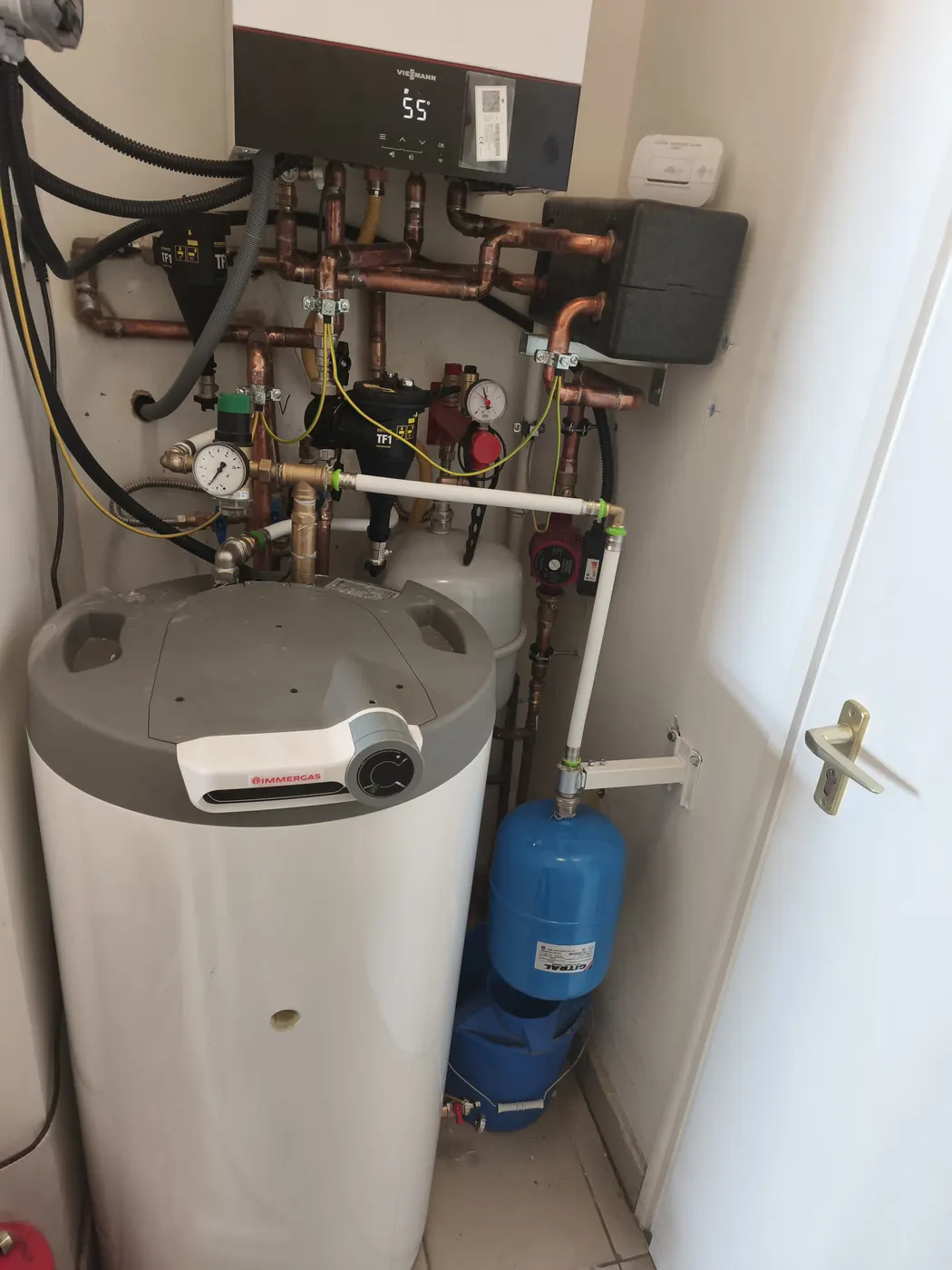 Viessmann kazáncsere puffertartállyal és osztóval